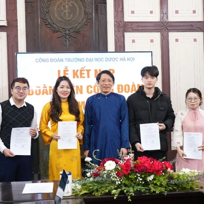 CÔNG ĐOÀN TRƯỜNG ĐẠI HỌC DƯỢC HÀ NỘI TỔ CHỨC KẾT NẠP ĐOÀN VIÊN MỚI NĂM 2025